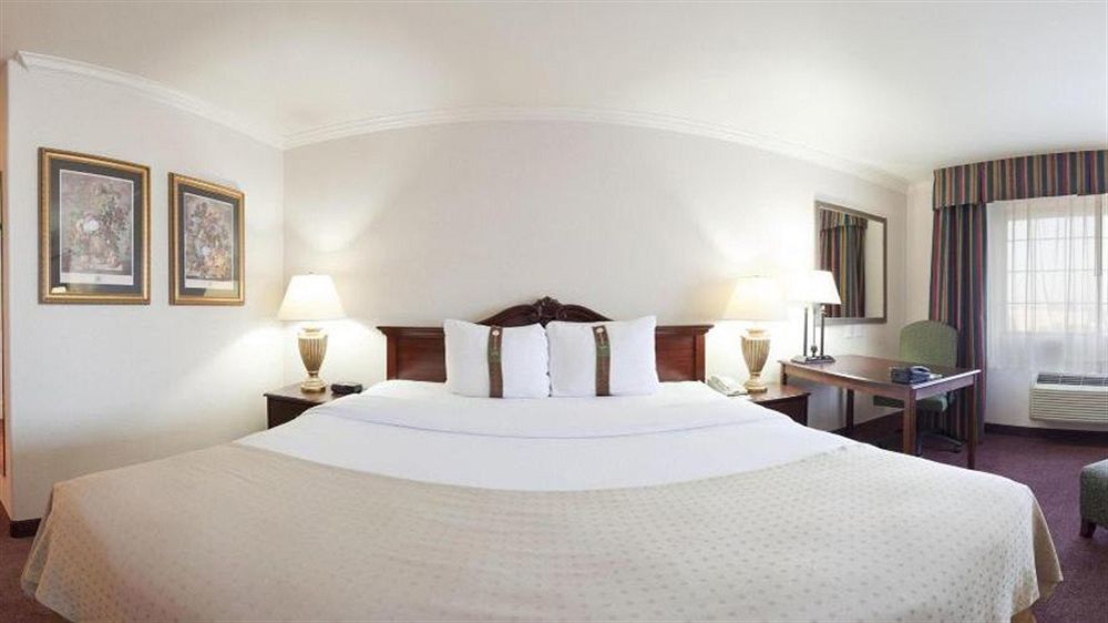 Holiday Inn Selma - Swancourt Екстериор снимка